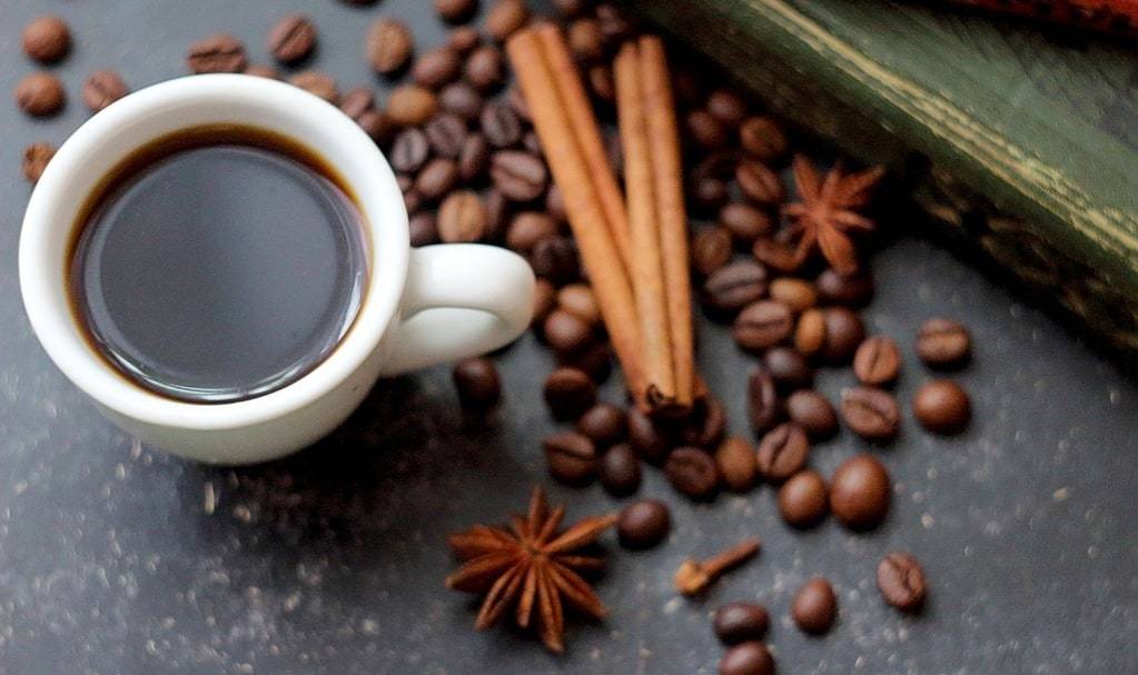 L'art de savourer une romance et un café
